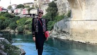 Di Bosnia dan Herzegovina, Uyaina tidak melewatkan objek wisa Stari Most atau yang dikenal sebagai Old Bridge. Inilah salah satu objek wisata paling populer di sana (@uyainaarshad/Instagram) 