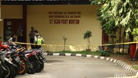 Beginilah kondisi disekitar lokasi ruang jenazah RS Polri tersebut yang dibatasi dengan garis police line.