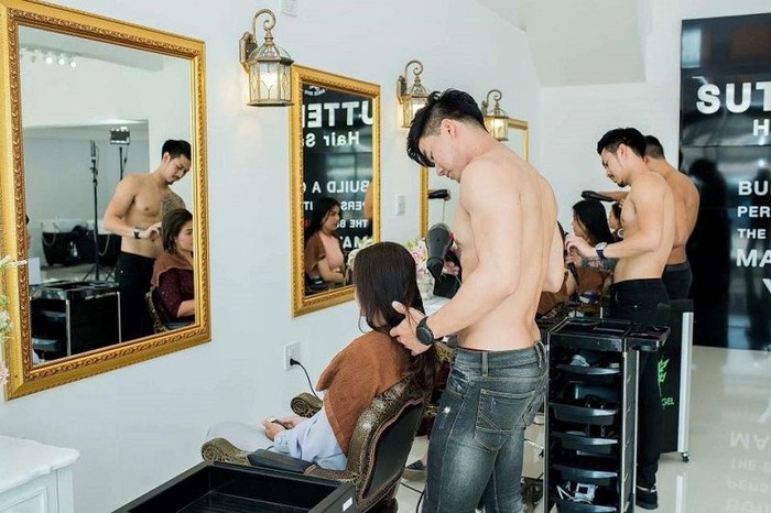 Kapster bertelanjang dada di Sutteerak Hair Salon. Foto: Facebook My Sweetie Kapster bertelanjang dada di Sutteerak Hair Salon. Foto: Facebook My Sweetie