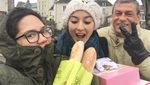 Hobi Buat Kue dan Kulineran, Ini Gaya Cantik Julie Estelle Saat Makan