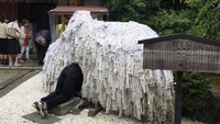 Kamu yang mau memperkuat suatu hubungan haruslah merangkak dari depan ke belakang sambil mengucapkan permohonan. Bagi traveler yang mau putus harus merangkak ke depan, ke belakang dan kembali ke depan. (rara.avis.press/Instagram)