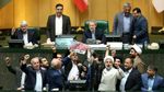Foto: Anggota Parlemen Iran Ramai-ramai Bakar Bendera AS