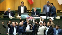 Kemudian anggota parlemen lainnya, Mojtaba Zolnour bergabung dan membakar sebuah salinan kesepakatan nuklir Iran dengan negara-negara besar dunia, termasuk AS. (Foto: Dok. The Sun)