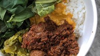 Disajikan dengan mangkuk, sajian nasi rendang ini punya rasa yang sedap. Lihat saja tak hanya daging sapi tapi juga kentang ukuran mini yang jadi campurannya. Foto: Instagram @nw.harrison