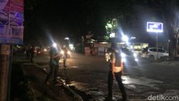 Polisi memberi tanda penutupan jalan dengan memarkirkan mobil patwal pada jarak 200 meter dari pintu masuk Mako Brimob.