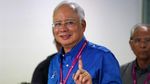 Foto: Bersama Ibunya yang Berkursi Roda, PM Najib Datang ke TPS