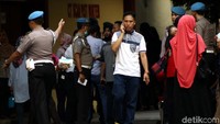 Keluarga korban berdatangan ke RS Polri, Jakarta, Rabu (9/5).
