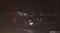 Warga yang berlalu-lalang di sekitar jalan tersebut pun terlihat memperhatikan ke arah Mako Brimob. Awak media pun tidak diperkenankan untuk berada di sekitar jalan yang disterilkan.