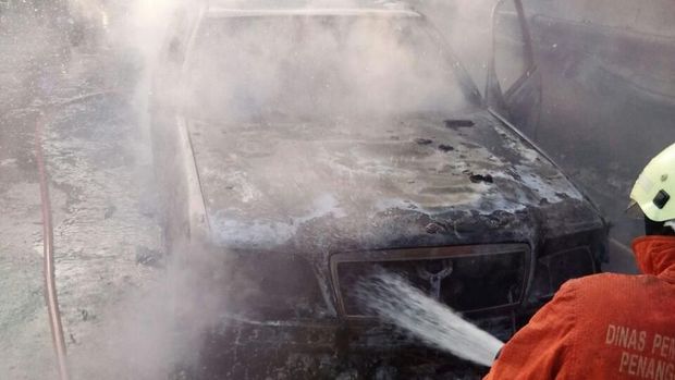1 unit Mobil Terbakar di Tol JORR Pasar Rebo Arah Kampung Rambutan