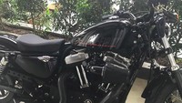 Ini tunggangan roda dua Sule, Harley Davidson Forty-Eight. Banderolnya konon Rp 650 juta ke atas saat dibeli. Sule diketahui kini tengah menjualnya lewat Instagram. Ada yang minat? Foto: Kemewahan Sule / ist