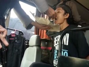 Momen Tanpa Dendam Polisi Suapi Napi Teroris di Dalam Bus