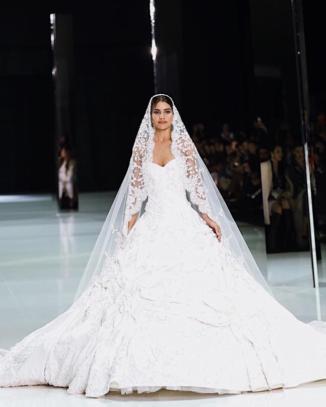 Ini bukan momen pertama Ralph & Russo bekerja dengan Camila. Di bulan Januari, blogger asal Brazil itu terpilih menjadi model untuk memeragakan koleksi Haute Couture Spring 2018 sang desainer di Paris. Foto: Pascal Le Segretain/Getty Images
