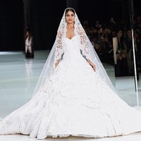Ini bukan momen pertama Ralph & Russo bekerja dengan Camila. Di bulan Januari, blogger asal Brazil itu terpilih menjadi model untuk memeragakan koleksi Haute Couture Spring 2018 sang desainer di Paris. Foto: Pascal Le Segretain/Getty Images