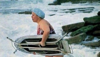 mau surfing tapi kok pakai papan setrika. Foto: Boredpanda