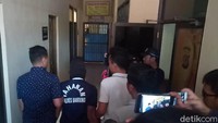 Pelaku tega berbuat keji terhadap ibu dan istrinya karena permasalahan ekonomi dan dibakar api cemburu. Pelaku menuding istrinya berselingkuh dengan pria lain. Ibu kandungnya meminta pelaku bercerai. (Foto: Wisma Putra/detikcom).