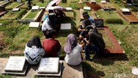 Para anggota keluarga juga terlihat sibuk membersihkan kubur yang didatanginya dari rumput-rumput dan ranting-ranting yang tak terurus.