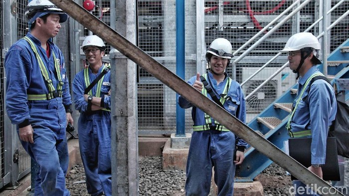 Sejumlah tenaga kerja asing dari Mitsubishi Jepang berada di dalam proyek PLTGU Jawa 2  area PT Indonesia Power UPJP Tanjung Priok, Jakarta Utara.