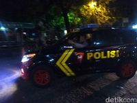 Kendaraan dan Truk Bawa Personel Polisi Masuk ke Mako Brimob
