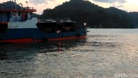 Usai kendaraan masuk kedalam Dermaga Wijayapura, 6 bus langsung diangkut menggunakan kapal untuk menyeberang menuju dermaga Sodong di pulau Nusakambangan. Sedangkan dua bus dan kendaraan lain diangkut menggunakan kapal lain yang telah disiapkan.