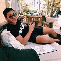 Cucu Presiden Soeharto yang juga memiliki wajah rupawan adalah Darma Hutomo. Cowok ganteng ini merupakan anak dari Tommy Soeharto dan Tata. Darma dikenal sebagai pebalap mengikuti jejak sang ayah. Foto: Dok. Instagram