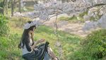Unik dan Kompak! Aksi Makan Model Jepang Bareng Boneka Cantiknya