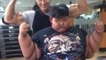 Momen-momen Intim Bocah Tergemuk di Dunia dengan Binaragawan Ade Rai