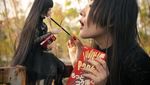 Unik dan Kompak! Aksi Makan Model Jepang Bareng Boneka Cantiknya
