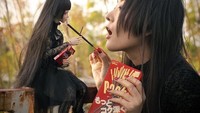 Ngemil snack juga dilakukannya bersama. Mereka bahkan seolah sedang suap-suapan. Kok ada snack ukuran kecil versi Mini Me ya? Foto: Instargram @iretaro