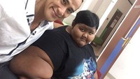 Ade Rai bertemu dengan Aria Permana saat berita tentang bocah tergemuk di dunia ini viral. Kala itu berat Aria masih nyaris dua kuintal. (Foto: Instagram/ade_rai) 