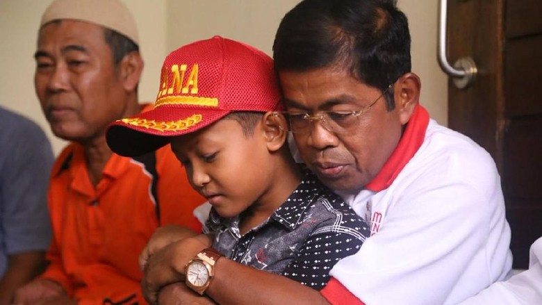 Pelukan Mensos untuk Putra Aipda Denny, Korban Rusuh Mako Brimob Pelukan Mensos untuk Putra Aipda Denny, Korban Rusuh Mako Brimob