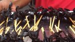 Serunya Pose Bruno Mars Saat Menyantap Buah hingga Minum Champagne