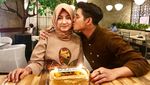 Ini Gaya Keren Chand Kelvin Saat Makan Pecel Ayam hingga Kepiting Jumbo