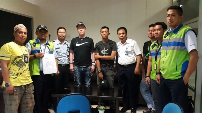 Motret di Runway Bandara Makassar, WN Finlandia Ini Diamankan