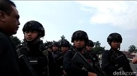 anggota Brimob menyambut salam tersebut dengan sikap hormat senjata dan mengucapkan siap.