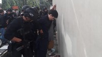 Sebelum fajar, sebanyak 145 narapidana menyerah tanpa syarat dengan meninggalkan senjata. Polisi kemudian melakukan serbuan terencana terhadap 10 narapidana yang tidak menyerah. (Foto: Istimewa)
