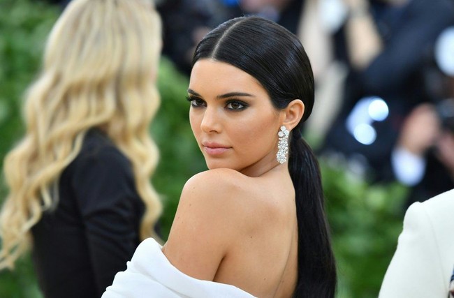 Kendall Jenner menjadi model yang punya paling banyak pengikut di Instagram. Ia juga punya feed menarik yang memanjakan mata para penggemar. Pernah dijuluki Instagirl oleh Vogue, Kendall pun menerima $125 ribu (Rp 1,7 miliaran) hingga $300 ribu (Rp 4,3 miliaran) per posting foto bersponsor. Foto: Istimewa