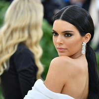 Kendall Jenner menjadi model yang punya paling banyak pengikut di Instagram. Ia juga punya feed menarik yang memanjakan mata para penggemar. Pernah dijuluki Instagirl oleh Vogue, Kendall pun menerima $125 ribu (Rp 1,7 miliaran) hingga $300 ribu (Rp 4,3 miliaran) per posting foto bersponsor. Foto: Istimewa