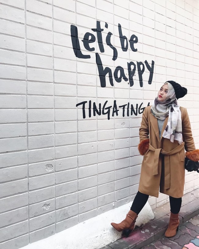 Ini adalah gaya Putri Delina saat liburan ke Korea. Dia memadukan hijab dengan topi kupluk agar penampilan lebih terlihat stylish. Foto: Dok. Instagram Putri Delina