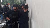 Dari foto yang diperoleh detikcom, anggota polisi tampak membekuk salah satu tahanan teroris di Mako Brimob.  (Foto: Istimewa)