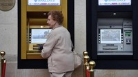 Lima dekade sejak kemunculannya, ATM pertama di dunia diubah menjadi warna emas untuk perayaan ulang tahun kelima puluh. Istimewa/financialexpress.com