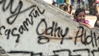 Aksi vandalisme di beberapa area bermain merusak keindahan taman.