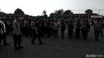Foto: Ekspresi Syukur Anggota Brimob Usai Berakhirnya Penyanderaan