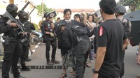 Para narapidana teroris berbaris lalu satu persatu digeledah (Foto: Dok. Polri)