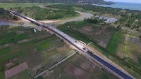 Jembatan Grindulu dibangun PT Nindya Karya (Persero), membentang pada ruas Jalan Pantai Selatan antara Ploso-Sirnoboyo. Dibangun pada 2015 dan rampung Desember 2017, lebih cepat dari rencana semula 2018. Dok. Kementerian PUPR.