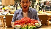 Mengawali karirnya sebagai model, Chand Kelvin kini lebih dikenal sebagai komedian yang piawai memandu acara dengan gaya humorisnya. Ini pose kerennya saat mencicip kepiting jumbo di Bangkok, Thailand. Foto: Instagram @chand_kelvin