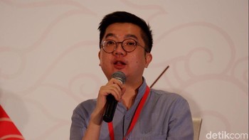 Inlah sosok William Tanuwijaya, pendiri dan CEO Tokopedia. Tokopedia didirikan oleh William bersama Leontinus Alpha Edision. Kehadiran e-commerce tidak terlepas dari pengalaman hidup William. Kala itu ia bekerja di forum jual beli. Pria kelahiran Pematang Siantar pada !8 November 1981 itu kerap mendapati komplain dari pengguna yang mengalami penipuan transaksi. Akhirnya timbul ide membuat tempat yang terpercaya untuk jual beli online. Foto: Adi Fida Rahman/detikINET