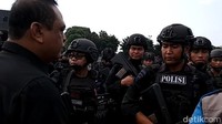 Saya mengikuti dari jam per jam. Dari hari per hari dan saya bersama Anda mulai dari sesaat setelah peristiwa, dan saya memimpin secara langsung operasi ini dan bertanggungjawab bersama-sama dengan Kapolri kepada seluruh pihak, seluruh masyarakat dan bangsa Indonesia, kata Syafruddin.  
