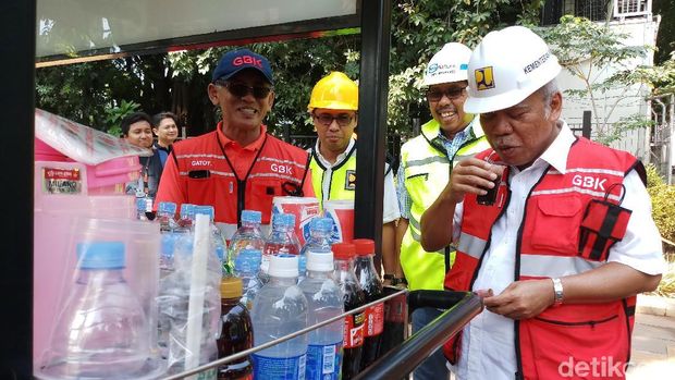 Aksi Menteri Basuki Jajan Kopi Saat Cek Kesiapan Asian Games