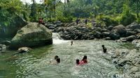 Asyiknya basah-basahan di sini (Dadang Hermansyah/detikTravel)
