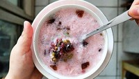 Siang-siang begini cocoknya makan es segar. Di Jalan Jenderal Sudirman No. 117, Nagri Kaler, Kec. Purwakarta ada Es Ciming yang isiannya berupa cincau, cendol, kacang ijo, kelapa, jelly dan es yang dingin enak. Foto: jajakanberdua